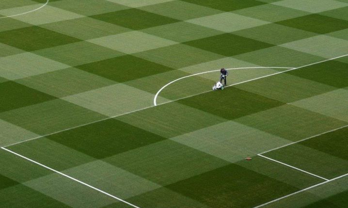 OBŁĘDNY stan murawy na stadionie Arsenalu